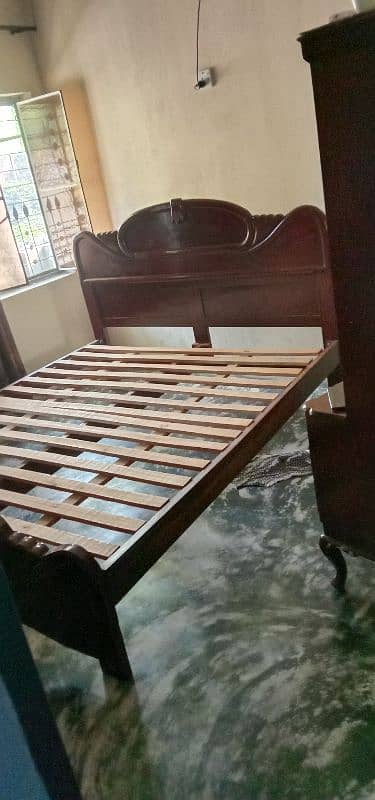 bed set wood queen size very good conditions and rat 5