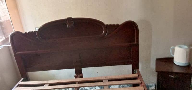 bed set wood queen size very good conditions and rat 6