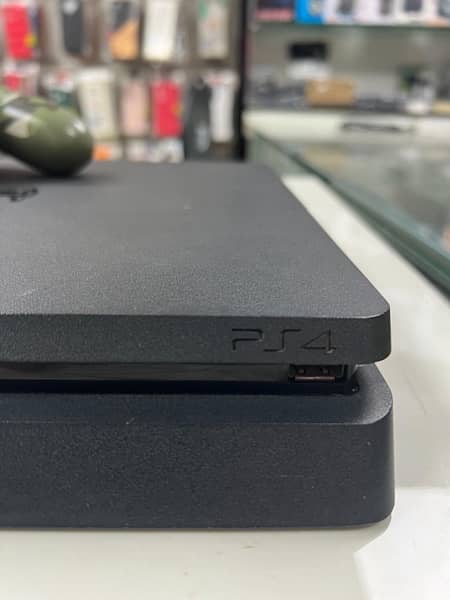 PS4 Slim 1TB with 2 Games 5