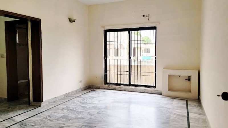 1 kanal upar portion separate gate independent portion available for rent in DHA 6