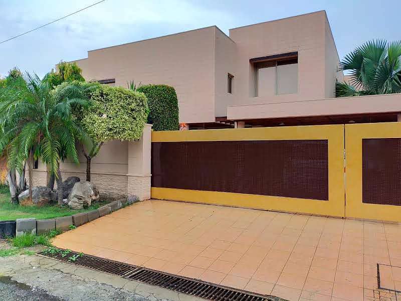 BEAUTIFUL CORNER HOUSE IN MAIN GERNAL COLONY 9