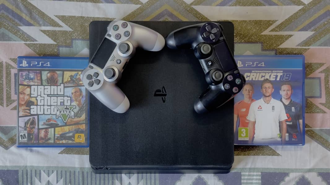 Ps4 slim 1TB - 2 controllers - 4 games 0