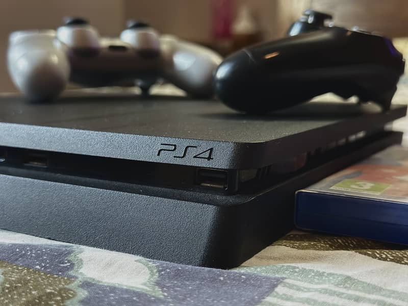 Ps4 slim 1TB - 2 controllers - 4 games 1