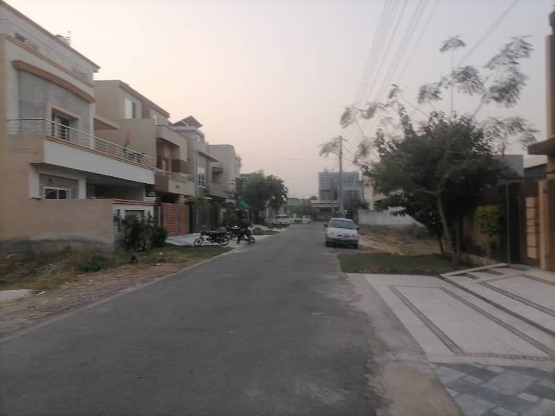 Ready To sale A Prime Location House 10 Marla In Central Park - Block A Lahore 1