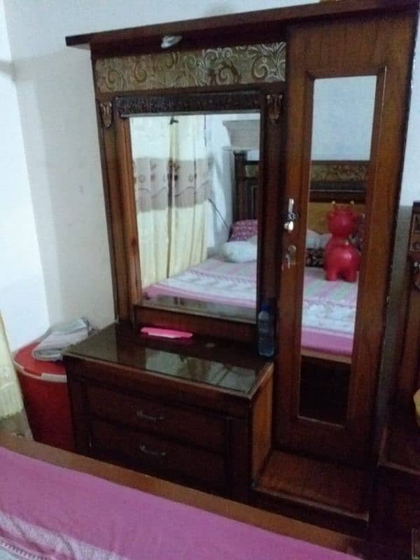 4 Pic bed room set for sell 03132166278 1