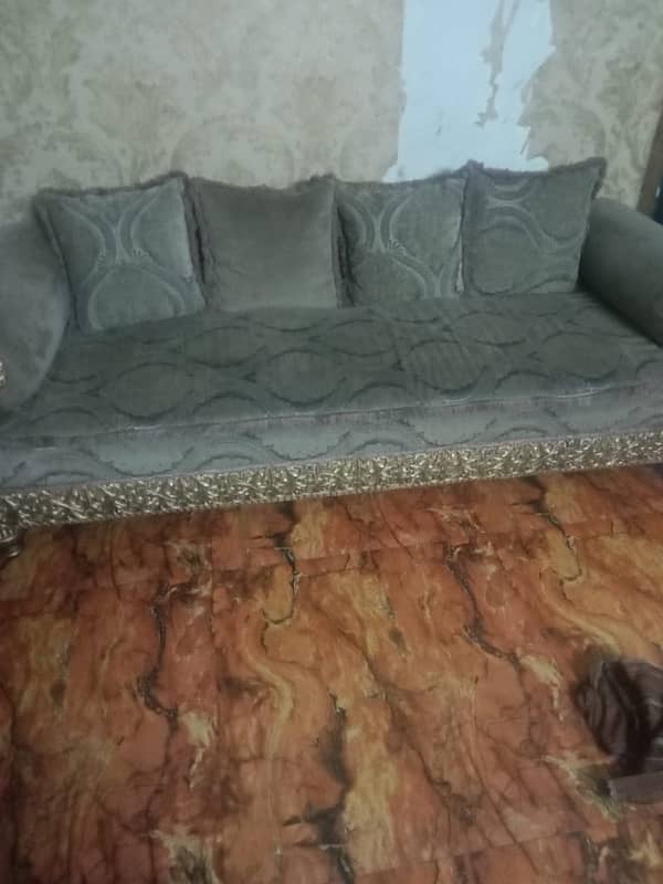 one year used sofa set in good condition 1