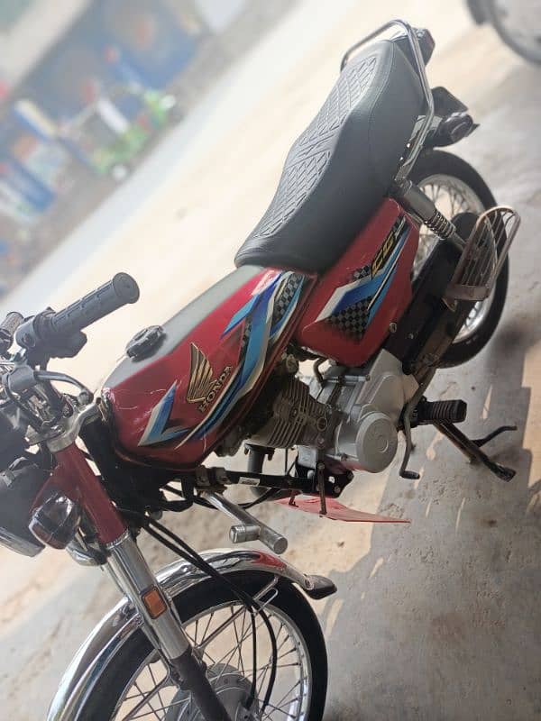 bilkul new bike ha koi b isu ni ha 0