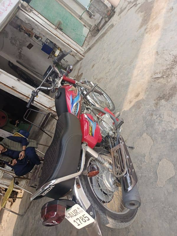 bilkul new bike ha koi b isu ni ha 1