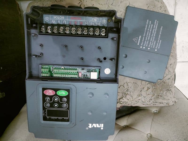 Vfd 2.2 ki hay ek or ek 5.5 se 11kw ki hay 3