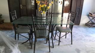 good condition dinning table with 4 seats