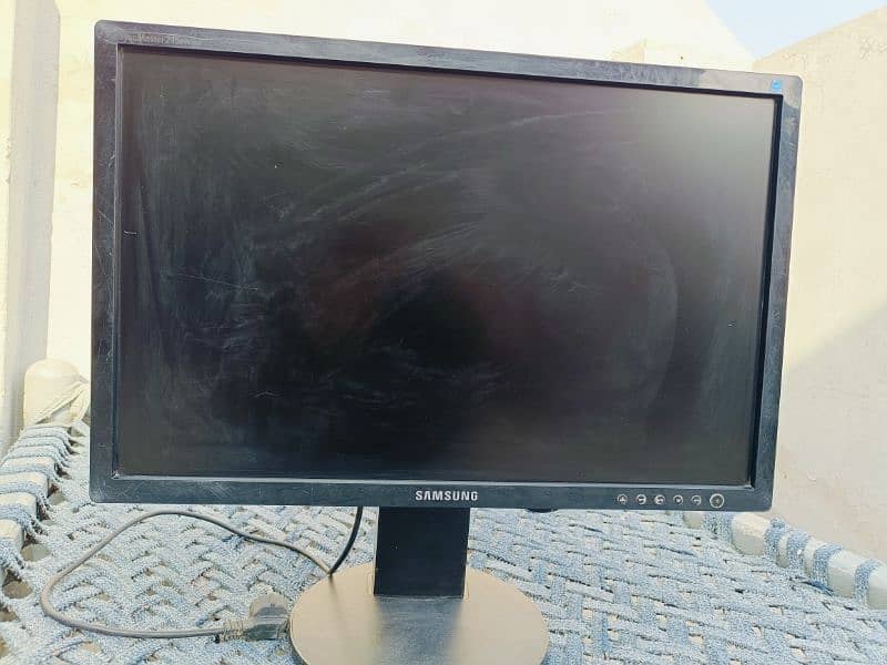 selling Samsung 22 inch LCD 0