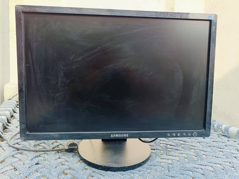 selling Samsung 22 inch LCD 1