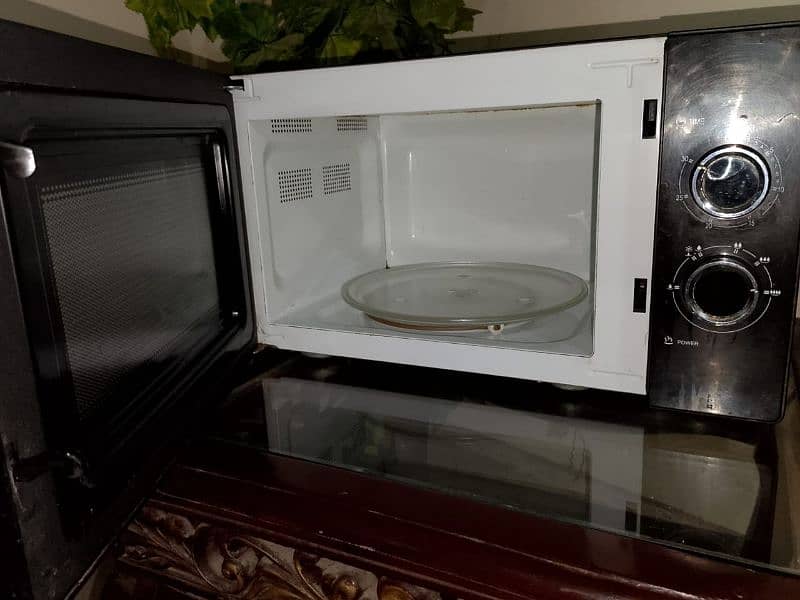 microwave oven new condition ha 9 months use ha bas 1