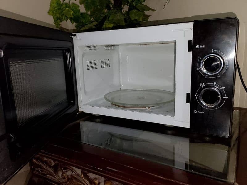 microwave oven new condition ha 9 months use ha bas 4