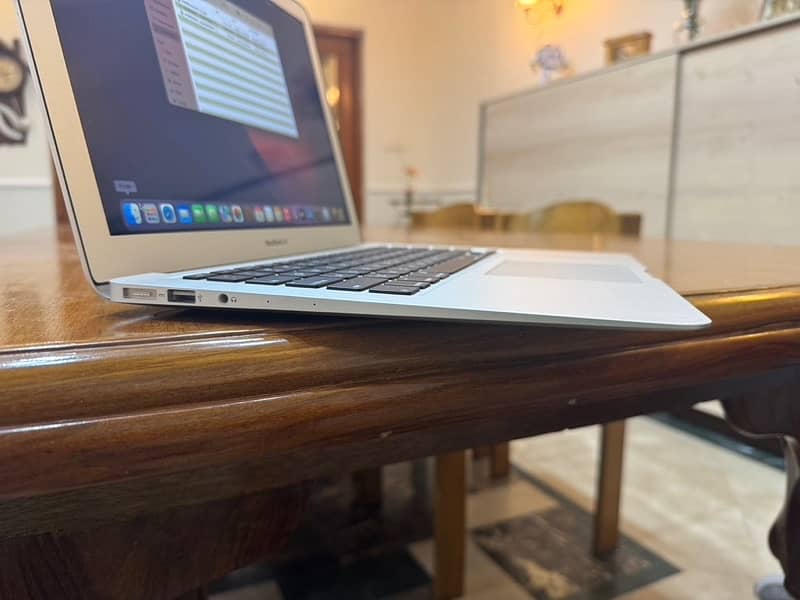 MacBook Air 2017 in 10/10 Condition 6