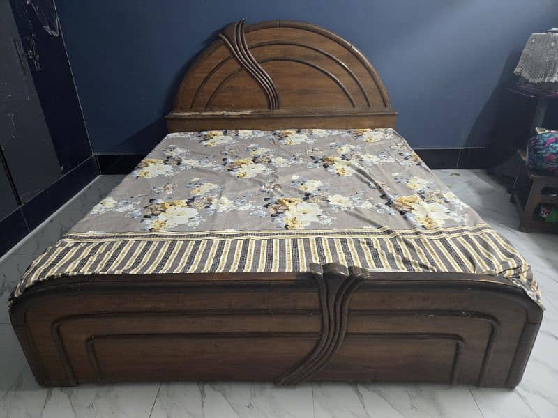 King size wooden bed with mattres 0