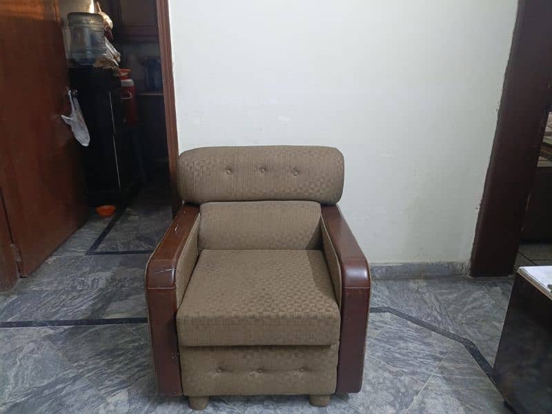 there is a sofa set want to sell condition 9/10 2