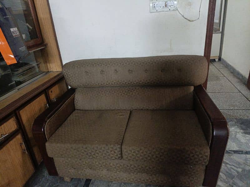 there is a sofa set want to sell condition 9/10 3