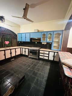 Portion for rent 3bed tv lounge drawing room kichan 3bath car porch Pani bijli gass sab available location Jan Calony