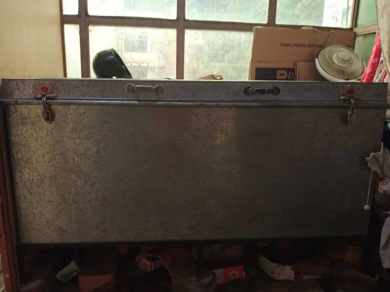 Storage Trunk for sale (Peti) With stand 1