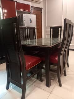 dinning table with 6 chairs in new condition