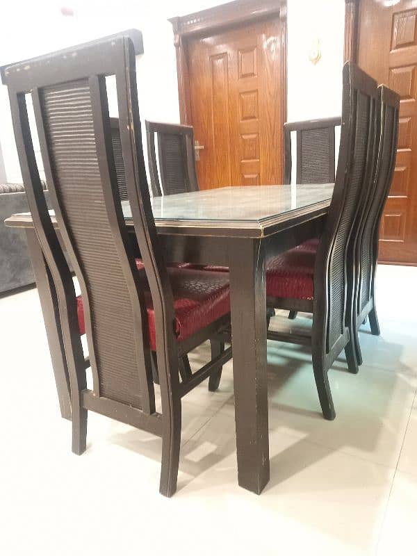 dinning table with 6 chairs in new condition 2