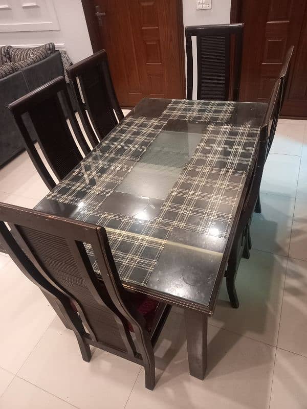 dinning table with 6 chairs in new condition 3