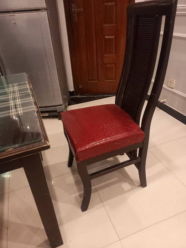 dinning table with 6 chairs in new condition 4