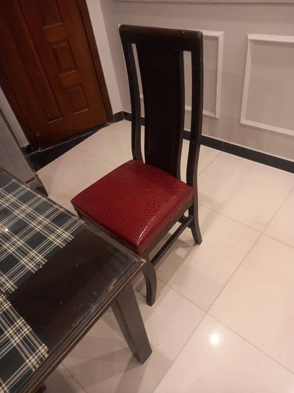 dinning table with 6 chairs in new condition 5