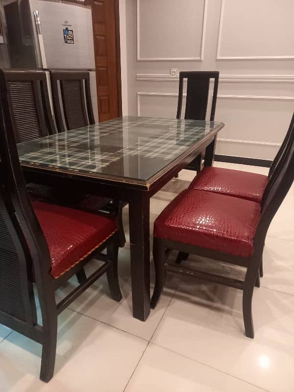 dinning table with 6 chairs in new condition 6