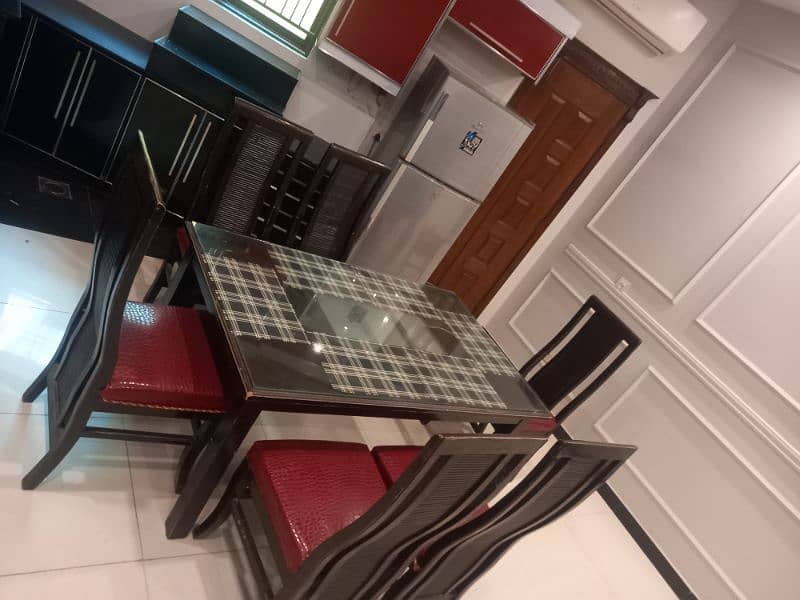 dinning table with 6 chairs in new condition 8