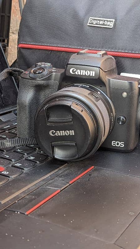 Canon M50 mirrorless camera with 15/45mm kit lense 2