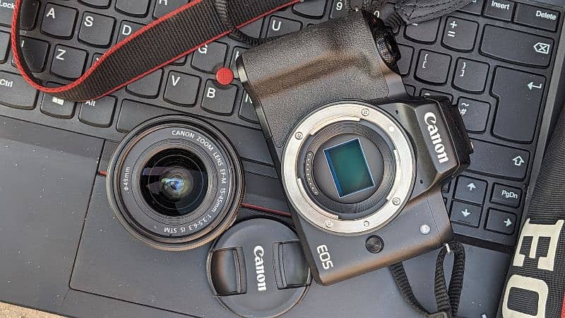 Canon M50 mirrorless camera with 15/45mm kit lense 3