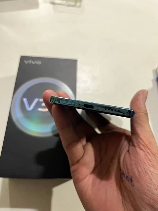 VIVO V30 1