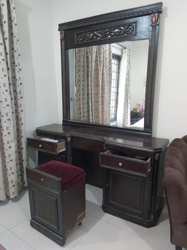 Dressing table 0