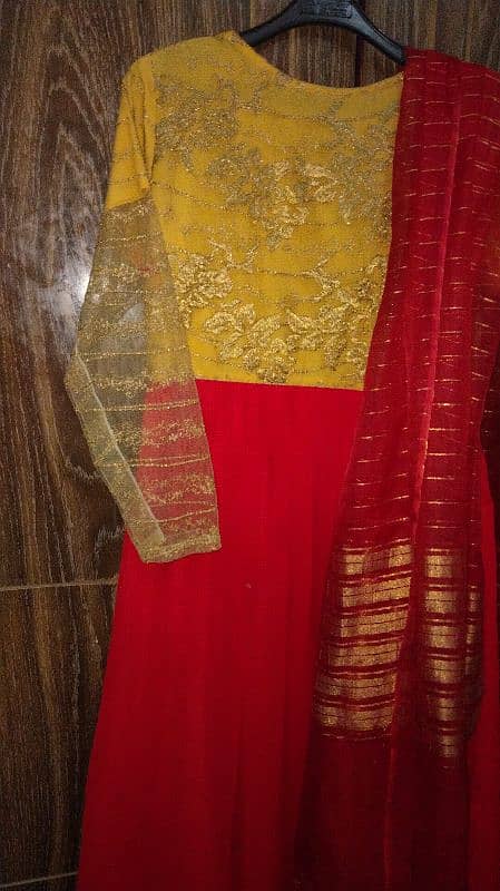 Chiffon maxi with gold net embroidery and red organza dupatta 1