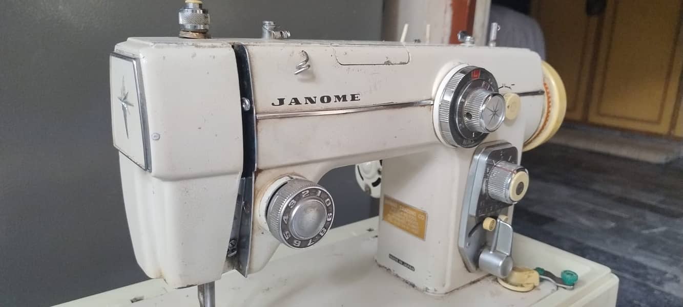 JANOME SEWING MACHINE (ELECTRIC - MADE IN JAPAN ) 1