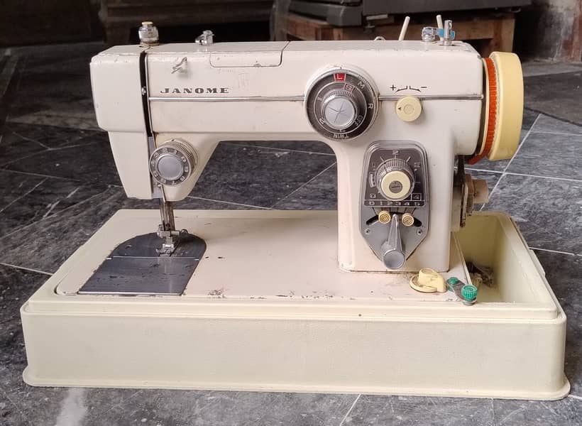 JANOME SEWING MACHINE (ELECTRIC - MADE IN JAPAN ) 3