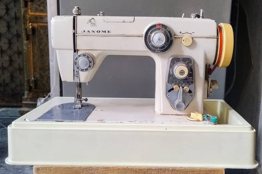 JANOME SEWING MACHINE (ELECTRIC - MADE IN JAPAN ) 10