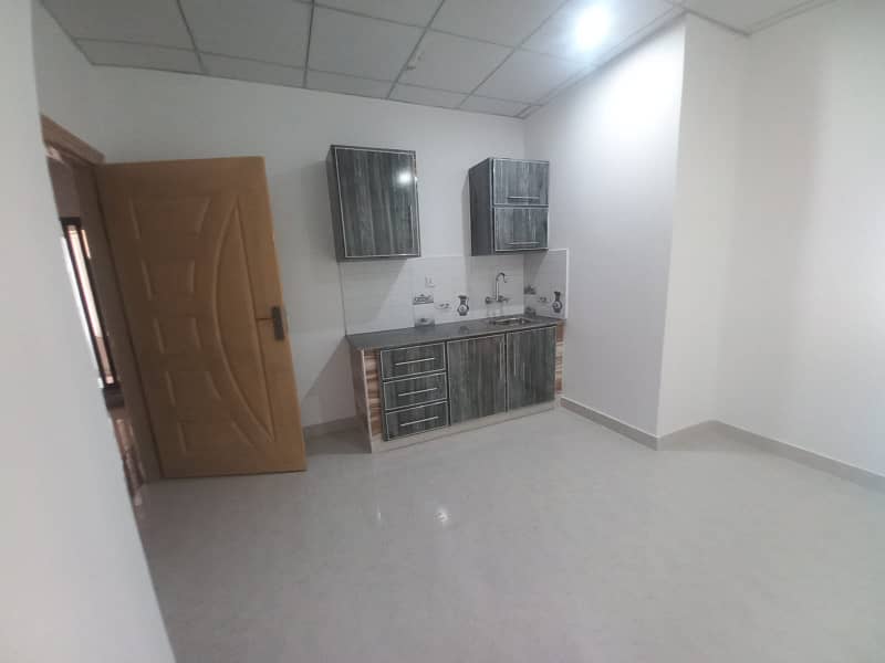 Flat For Sale In Gulberg Green Residencia On MAIN ROAD , Flat For Sale In Gulberg Residencia 2