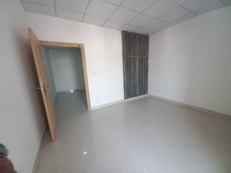 Flat For Sale In Gulberg Green Residencia On MAIN ROAD , Flat For Sale In Gulberg Residencia 3