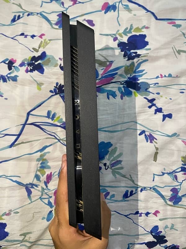 PS4 Slim 500GB with 3 CD’s 4