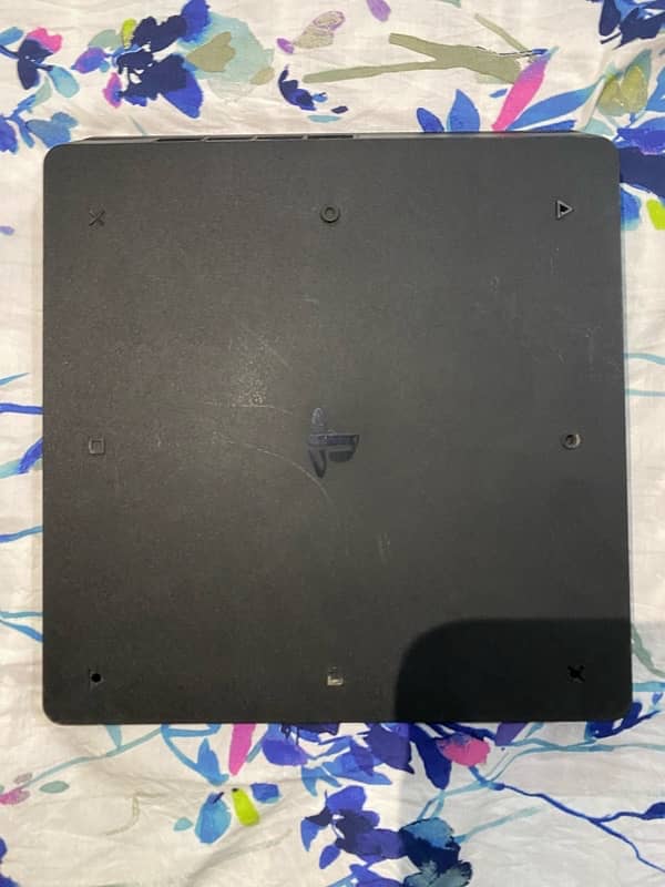 PS4 Slim 500GB with 3 CD’s 5