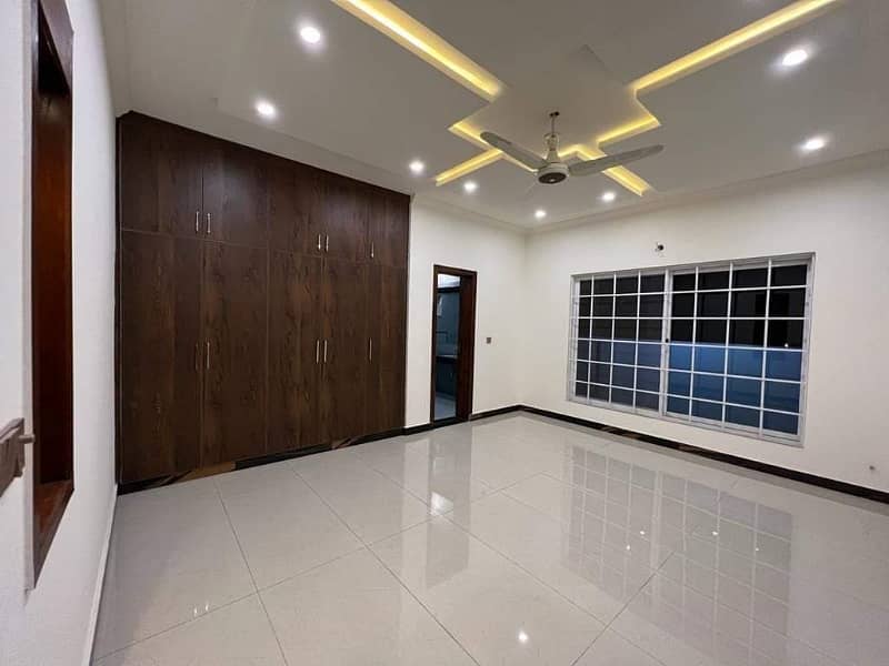 One Kanal House For Rent 6