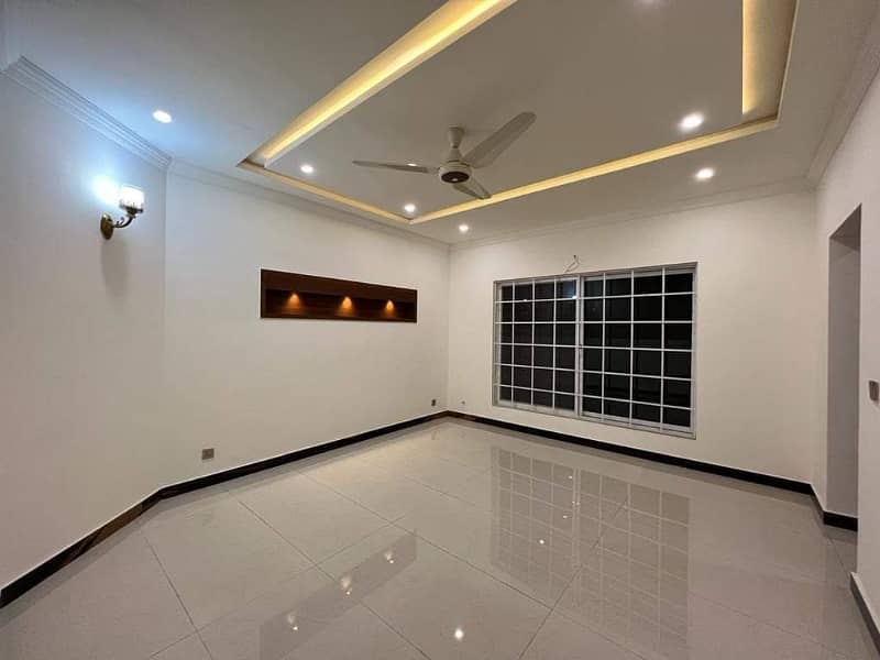 One Kanal House For Rent 19