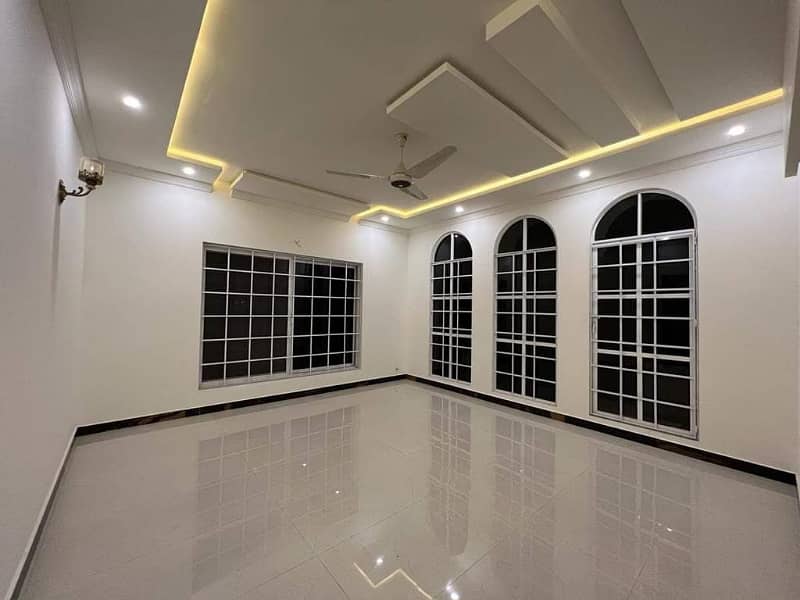 One Kanal House For Rent 21