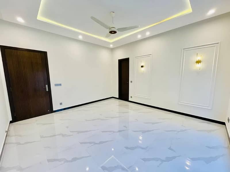 One Kanal House For Rent 2