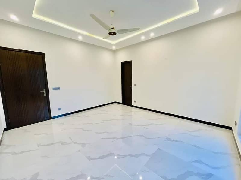 One Kanal House For Rent 3