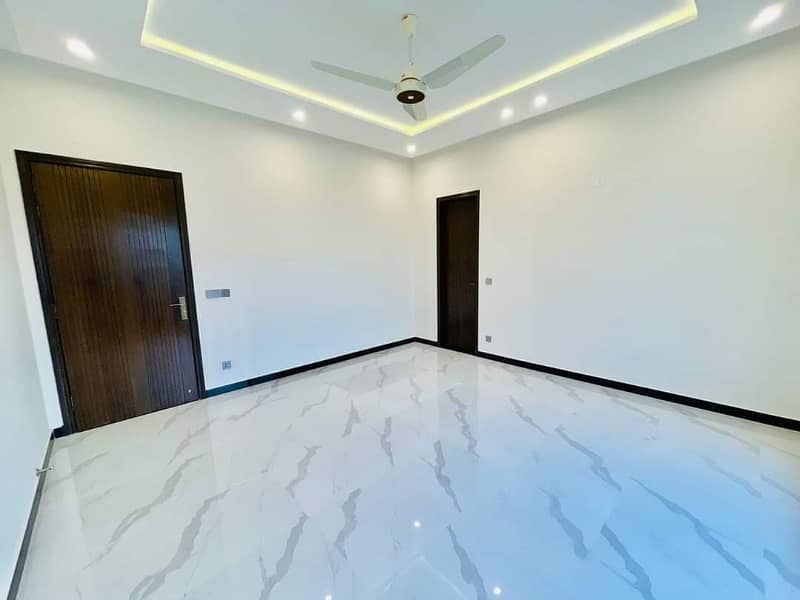 One Kanal House For Rent 4