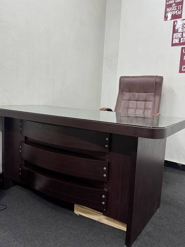 office Table For sell with mirror 0